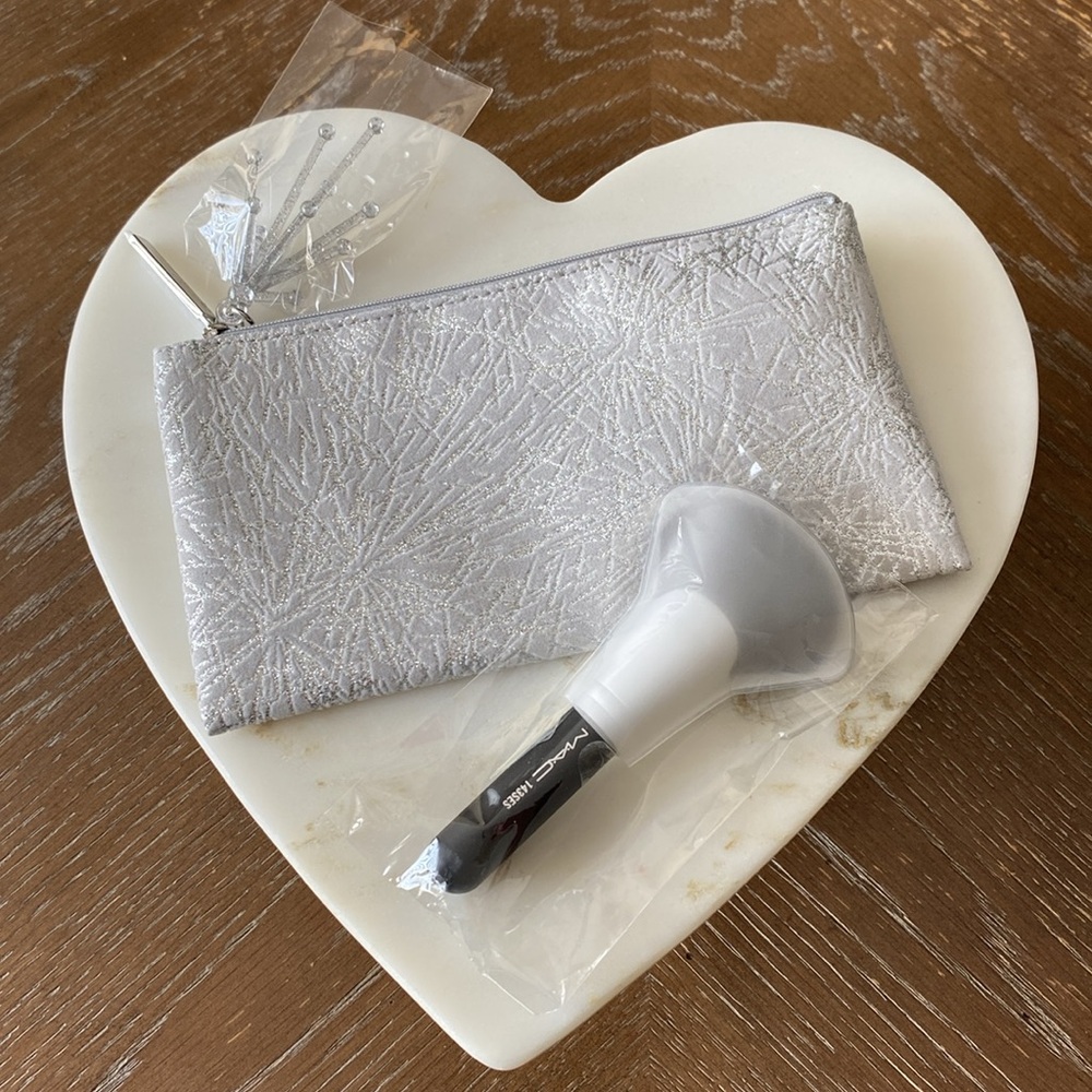 MAC 143SES Travel size face brush & Special Edition travel bag